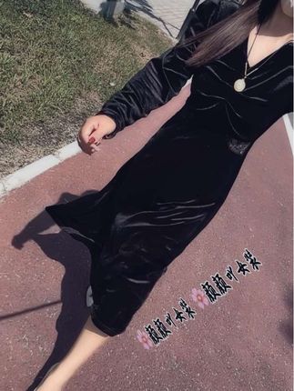 年轻时别忘了做美女,中年别忘了做精致辣妈,老了别忘了做个快乐且优雅的小老太..…”也许我们并不完美,但别忘了开开心心的做自己!#高级感穿搭 #丝绒连衣裙 #早秋穿搭