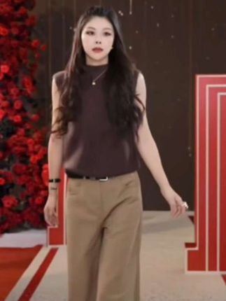 “镂空设计,如诗般细腻;无袖剪裁,尽显优雅身姿。”楚楚君 Laugh girl【小心机】早秋新款气质镂空无袖针织衫JL531289J,正如李白所言:“清水出芙蓉,天然去雕饰。”✨🌸 #优雅气质 #高级感穿搭