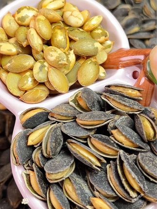 #零食推荐 这款又香又酥的开口黑南瓜子,皮薄肉厚,入口酥脆香醇,一嗑就停不下来#开口黑南瓜子 #嘎嘎好吃 #追剧必备零食