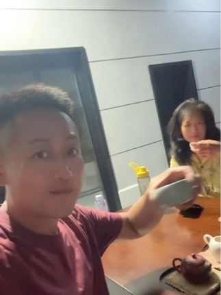 这次在家里呆了二十天,姐姐昨晚又上来让我泡茶喝,聊聊家常,家乡真的很治愈,我已经很幸福了,父母身体还算硬朗,并不会没苦硬吃,姐姐嫁的也不远,可以经常陪伴在父母身边……#家庭情感 #喝茶聊天 #生活如此简单@和平幸福