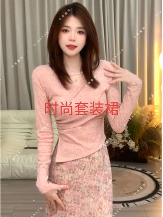 千寻家 蜜桃粉交叉V领长袖+碎花半身裙纯欲高级感女新款套装 #秋冬新款 #时尚套装 #气质套装 #高级感套装 #谁穿谁好看 @DOU+小助手