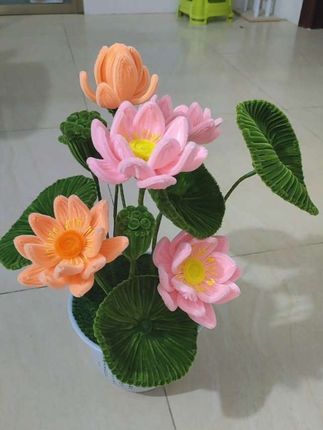 还缺两只小蜻蜓~#好看的花一定要分享给你 #我的花花草草🌸🌸 #荷花 #扭扭棒花束 #手工