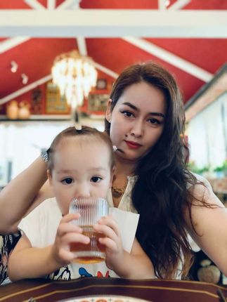 “牵着小手,漫步时光,正如古人云:‘执子之手,与子偕老。’👨👩👧 #日常分享 #温馨时刻”