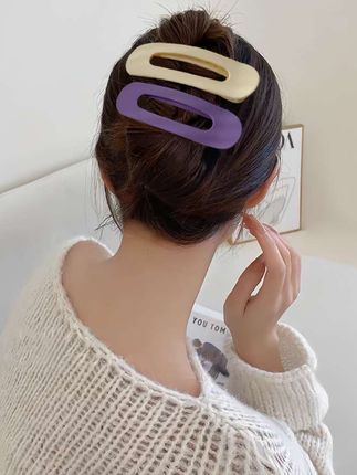 简约百搭糖果色#鸭嘴夹 ,用温柔色调与极简设计,承包你一整个季节的精致感!色泽柔和高级,糖果色系自带减龄滤镜,随手一夹都能点亮造型 。流畅的弧形设计贴合头型,抓力稳而不扯发,碎发、编发、半扎发都能轻松固定 。多色可选随心换,用一抹温柔色彩,为日常穿搭注入灵动气息,轻松解锁不同风格的美#发夹 #刘海夹#碎发整理#头饰发饰