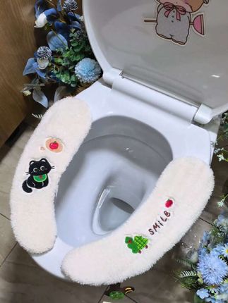 爱干净的姐妹们一定要给家里备上这款半片式马桶垫,它不挑马桶型号,直接就能用,魔术贴的设计,稳稳的很贴心,垫面柔软亲肤,坐上去就像被云朵包裹,提手设计不会脏手,实用性拉满,现在新品冲销量,赶紧给家里备上。#马桶垫 #马桶贴 #马桶除臭 #香薰马桶垫 #马桶坐垫