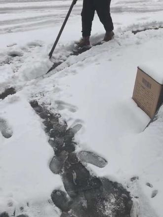 这场雪下的有点大,又收到学校继续停课一天的通知#雪天路滑注意安全 #放假