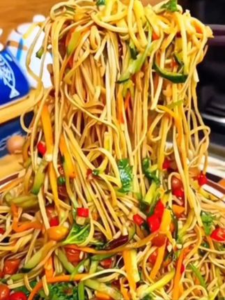 天热不想吃饭,做一盘凉拌腐竹丝,豆香浓郁,鲜香爽口又有嚼劲,真的好吃#腐竹丝 #云丝 #豆制品