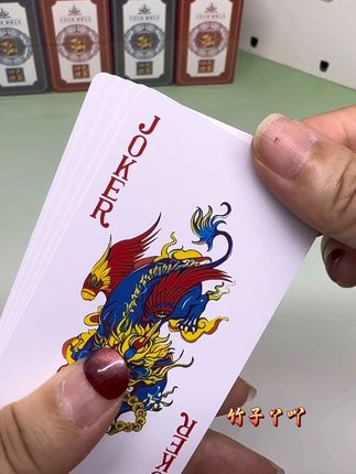 分别将黑红梅方做成了四种不同颜色,一眼就能看出同花顺,大大节省理牌时间。就是这款麒麟四色掼蛋扑克牌。创新设计理念,精美霸气的麒麟祥瑞背板,祝您财富满满,好运连连#好物推荐🔥 #礼物推荐 #种草 #掼蛋#上热门🔥