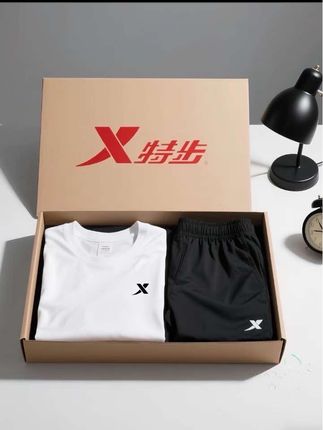 兄弟们,夏天运动还怕闷热难受?特步夏季速干运动套装来救场啦😎!冰丝薄款面料,一上身就像被冰爽魔法击中,凉感十足,仿佛自带小空调。宽松版型,健身、跑步都超自在,无拘无束。速干功能更是绝,出汗瞬间蒸发,时刻保持干爽,运动体验直接拉满。#特步运动套装 #夏季冰爽 #速干健身服 #速干健身服