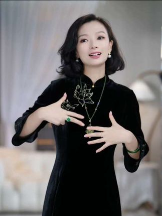 西子/高级贵气丝绒黑色旗袍#显瘦显高显气质 #穿出女人味 #优雅气质 #减龄气质 #黑色连衣裙