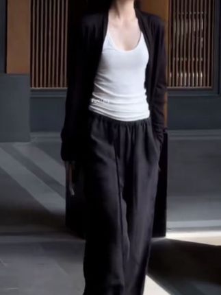 #时尚新款三件套#衣服很简单却给了我最大的自信。