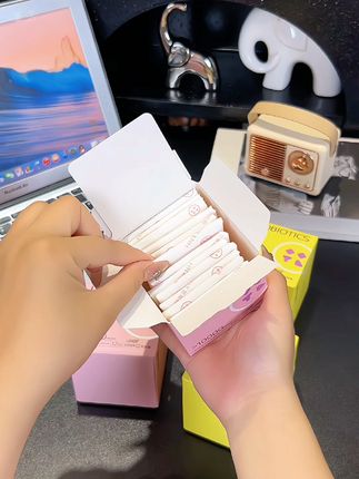 #创作灵感 姐姐们经期量少的就用迷你巾!花尼熊180mm迷你巾一盒12片,现在5盒60片,只要9.9元,快来抢!#卫生巾#迷你巾#迷你巾护垫