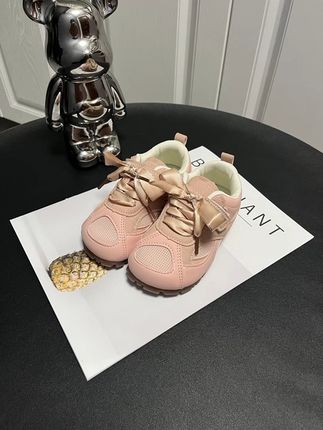 这几十块钱花得可太值了哈,竟然买了双better kids家爆火的公主风阿甘鞋 ,我闺女简直开心的不得了啊,穿出门就被好多妈妈要链接啊,粉粉嫩嫩的颜色公主风拉的满满的,鞋子轻便又舒适,防滑耐磨的鞋底孩子穿着跑跑跳跳都很稳当的,就这个价能买到正版的better kiss真的太香了,妈妈们闭眼入,包 你不踩雷的#阿甘鞋#德迅鞋 #女童穿搭 #强烈推荐#软底软面穿上超舒服