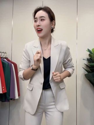 如果全世界都不要你了,别忘了还有我,我也不要你。 #生活不会辜负每一个努力的人 #女人不容易 #显瘦遮肉 #套装显瘦穿搭