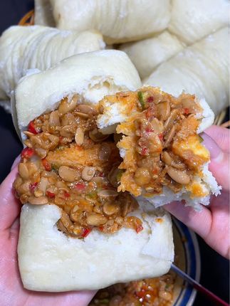 可惜你不是安徽阜阳人,又怎么会知道我们这的老面馍蘸臭豆子有多好吃#臭豆子 #老面馒头 #地锅馍 #家乡的味道 #安徽阜阳