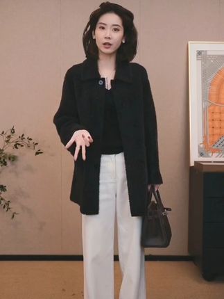 秋冬战袍来啦! #拉贡 这个秋冬想不想拥有一件既奢华保暖,又能彰显独特品味的外套呢?这件进口拉贡翻领中长款皮毛一体外套,简直就是你秋冬衣橱的宝藏单品。穿上它,轻松演绎时尚魅力。#秋冬新款 #高级感穿搭 #拉贡皮毛一体