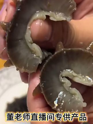 家人们!谁还没被董老师那句“滋补要选实在的,即食海参就得看这口鲜”种草? 我跟你们说,拆开这盒海参的瞬间我就懂了——泡发得胖乎乎的,带着海水的清润感,一点腥味都没有。早上赶时间?直接丢进小米粥里咕嘟两分钟,绵密的肉质裹着米香,暖到胃里都是踏实的;晚上想犒劳自己?切几块拌进凉菜,淋点生抽,Q弹得能在嘴里跳芭蕾,比外卖健康百倍! 董老师说的“省时又滋补”真不是吹的,省去泡发的麻烦,开袋就能吃,不管是上班族当早餐,还是给爸妈补身体,都合适得很。关键是这品质,看这横切面的筋,就知道有多实在了。 别再纠结滋补品怎么选了,跟着董老师准没错,这即食海参,闭眼入都不踩雷!#美食推荐 #即食海参 #只做高品质 #快来一起尝个鲜 #海参小米粥