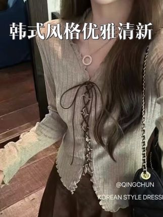 早秋这波上新太炸!这款2025秋季系带打底衫,简直是小个子女生的显高神器。V领设计拉长脖颈线条,轻松告别短粗脖;抽绳收腰勾勒小蛮腰,赘肉全隐形。长袖搭配洋气镂空细节,软糯针织面料自带空气感。单穿是慵懒精致风,搭外套又是叠穿高手,怎么穿都好看~ #2025早秋打底衫 #系带收腰上衣 #V领显瘦T恤 #小个子显高神器 #洋气内搭推荐