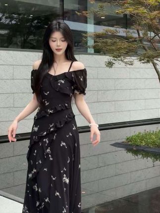 法式度假风吊带连衣裙夏季蝴蝶碎花掐腰显瘦不规则印花设计感长裙#好物推荐🔥 #吊带连衣裙 #不规则连衣裙 #今日新款推荐 @DOU+上热门 @DOU+小助手