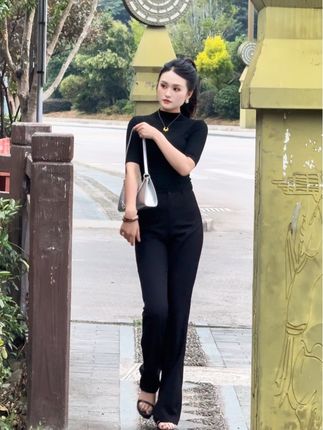 不管你被贴上什么标签,只有你才能定义自己#苗族姑娘 #穿搭 #喇叭裤穿搭