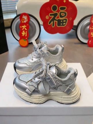 给女儿选的新款运动鞋,银白色真的很显高级感 #品质童鞋 #童鞋 #上脚舒适 #潮童必备