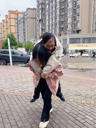 情侣款冲锋衣卖爆单了,别看便宜质量可好,而且不挑年龄不挑身材,谁穿谁好看,还有运费险,收到货质量不好直接退……