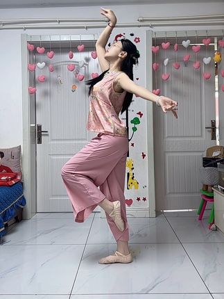 这辈子一定要生个女儿。穿漂亮的衣服,拍美美的照片,和她一起臭美逛街#生女儿就要这样穿 #萌娃穿搭 #国风古韵