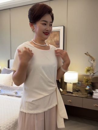 长大的意义就是能把妈妈舍不得买给她#穿出高级感 #品质女装 #高级感穿搭 #时尚妈妈装 #中老年女装