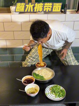 陕西八大怪,面条像裤带,真的太爱这口陕西面,三天不咥浑身难受 #陕西面食 #裤带面 #蘸水面 #家的味道#手工面食做法 平凡日子简单过,啥时候能找个媳妇儿就完美了,哈哈哈。