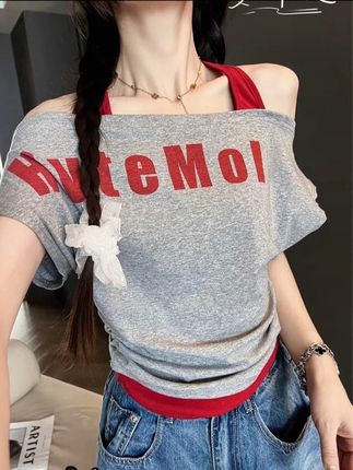 姐妹们!夏天一定要试试这种假两件短袖,真的太好看了!它是这种修身的版型,特别显瘦,而且还是大弹力的面料,穿着很舒服,也不容易起球。前面是这种挂脖的设计,加上字母印花点缀,简约又不失个性,不管是单穿还是叠穿都很好看,喜欢的姐妹赶紧入手吧!#夏季穿搭 #夏天该有的样子 #百搭t恤 #简约穿搭 #这也太好看了