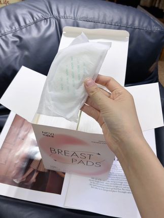 哺乳期有没有跟我一样一边喂一边漏的姐妹、特别是奶渣妈妈、浪费了母乳不说每天衣服湿漉漉的很不舒服、还好有这款#新贝防溢乳垫 #母婴好物 #新手妈妈