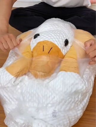这个大白鹅抱枕也太可爱了吧,白白胖胖的抱着柔软舒#大白鹅毛绒玩具抱枕 #毛绒玩具 #也太可爱了吧 #超便宜超划算