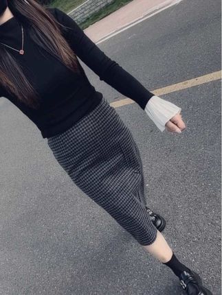 嫁你那年没有心眼儿,没有算计,没有对你权衡利弊,也不图你以外的任何东西,满腔热血和你奔赴婚姻,不被理解的时候我一句也不想说,热情的东西也被耗尽了,只剩疲意和冷漠,大家都是成年人了,对和错都拎的清,你错那了就是你的故意,拿把破伞遮兩,还不如淋雨………#穿搭 #秋季穿搭 #高级感穿搭