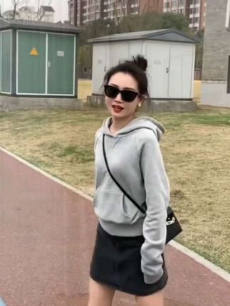 连帽卫衣穿着特显气质!#女装 #今天穿什么 #卫衣穿搭 #每日分享 #气质范