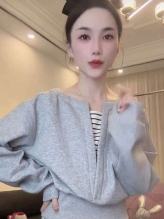 秋季卫衣套装宽松休闲长袖长裤两件套百搭时尚套装#休闲套装女 #卫衣套装女 #秋季卫衣套装 #套装女 @DOU+小助手 @抖音小助手 @DOU+上热门 @DOU+好生意