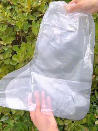 雨季到了,赶紧穿上这个#防雨鞋套,再也不用担心鞋于被弄湿和弄脏了#雨鞋套#雨天出行