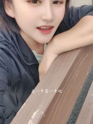 香烟到头终是灰,人生到头土一堆。 有福之人不必忙,无福之人忙断肠。 人生在世屈指算,难活三万六千天。 家有房屋千万间,睡觉不过三尺宽。 人生是条不归路,分分秒秒停不住。 无论是穷还是福,最后都走黄泉路。