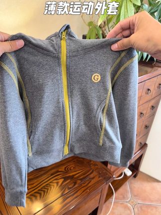 运动风休闲外套 反季买衣服是真香,才这个价给闺女淘到一件薄款运动风的连帽外套,还是95棉的,轻薄又舒服。就很适合接下来开学后穿搭#儿童薄款外套 #面料柔软舒适 #运动外套 #高品质童装 #秋季新款