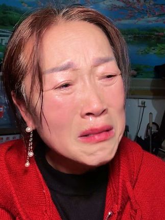 想想我的上半生,不知道是怎么走过来的,一个人带着两个女儿无家可归,孩子陪着我吃多少苦,受不多少委屈,想着想着就泪流满面😭😭#催人泪下 #原创视频 #人生不容易只有靠自己才能得到你想要的东西