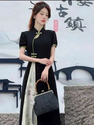 姐妹们,这条新中式国风连衣裙真的上身好好看啊,特别清冷感嘞!而且它整体版型就很显瘦,领口呢,这里也是做中式的,一个盘扣就特别有国风韵味。绑的这一座也是正肩的一个设计,特别显绑,正肚子也是做一定的余量的,有小肚腩或者肚子上比较多肉肉的姐妹也不用担心,可以放心入他。是竹子的一个拼接,所以呢显得特别有设计感,特别国风,感觉整体版型的做是这种a字型的,而且他腰身还做了加高的,就很掐腰,他特别适合我们这种梨形身材,或者是这种腰细胯宽的一个姐妹穿,真的很显瘦。#谁穿谁漂亮 #穿出自信穿出美丽