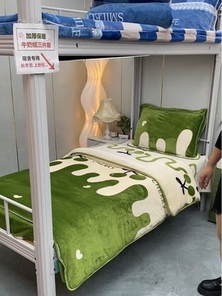 这是孩子的大学宿舍,冬天没有暖气,也没有空调,我给他准备了绒绒的三件套,床单 被套 加上枕头套,冬天再也不用暖被窝了……#加厚保暖牛奶绒三件套#上下铺宿舍好物 #学生宿舍床品