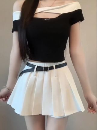 IQCQ韩系黑白撞色一字肩镂空上衣女夏季收腰显瘦白色百褶短裙套装#时尚穿搭时尚穿搭时尚 #辣妹ootd穿搭攻略 #辣妹穿搭大赏