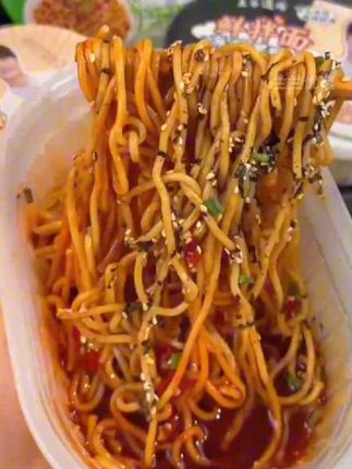 啊啊啊免煮免洗碗!就能吃到这么多口味鲜拌面,也太满足了吧!面条劲道爽滑裹满了料汁,香辣入味好好吃啊!饿了馋了嗦起来好过瘾啊!#拌面 #速食美食 #五谷道场 #灵魂宵夜#免煮速食