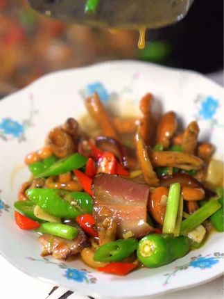 东毛不挑食吃的太胖了点喊他戒肉,东毛说他已经好了,好的真快!那今天简单弄个蘑菇炒腊肉和炒豆角搭配来吃,美味又下饭,喜欢的可以买些尝尝~#我的乡村生活 #下饭菜 #记忆中的味道 #乡下柴火饭 #腊肉