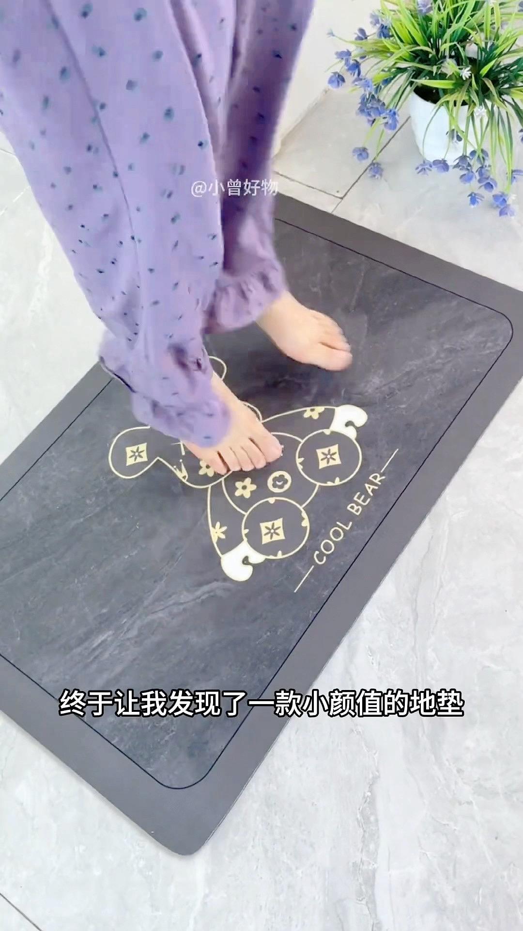 发现一款小颜值的地垫,虽然它便宜,可防滑性特别好,铺在浴室或卫生间门口再合适不过了。#地垫 #浴室门垫 #硅藻泥软垫 #防滑耐磨#好物推荐🔥