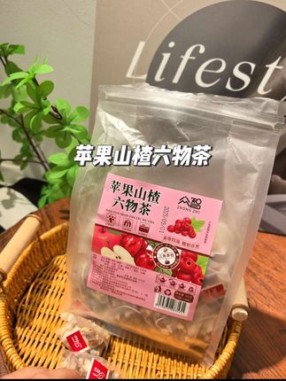 今天给大家推荐一款苹果山楂六物茶。配料是苹果干、山楂、山药、橘皮、大麦、红枣、鸡内金、茯苓、冰糖。口味酸甜,家里有小孩子的妈妈们,赶紧囤起来吧!#苹果山楂消食汤#宝宝不爱吃饭 #消化不良 #好喝不贵 #今天你喝茶了吗