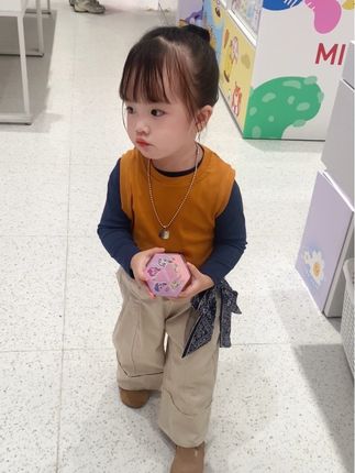 #早秋童装 #生女儿就要这样穿 #潮童穿搭 我亲爱的女儿 你不一定非要长成玫瑰,你乐意的话可以做茉莉做雏菊 可以做无名小花 可以做千千万万 你不必将就不用妥协 在爱你的人眼里你珍贵无比 而我非常非常爱你