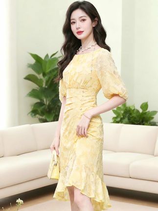 黄色蕾丝提花裙,泡泡袖+收腰鱼尾摆,优雅氛围感拉满,约会通勤皆适配#强烈推荐 #精致穿搭 #连衣裙推荐 #每日分享 #女装