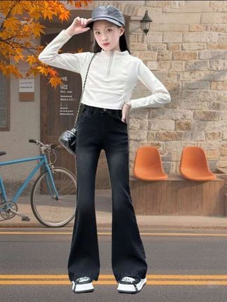 #女童春秋牛仔裤 这款女童春秋款牛仔裤真的太好看了!2025年的新款,时尚又百搭,而且还是高弹力的设计,穿着特别舒服。它的版型是超显瘦的喇叭裤样式,可以轻松打造出潮流感。#春秋穿搭 #显高显瘦显腿长 #百搭裤子 #高品质童装