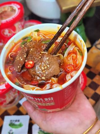 自带大块#牛肉 的#长沙米粉 吃着太香了#好吃又解馋 #嗦粉 #灵魂宵夜